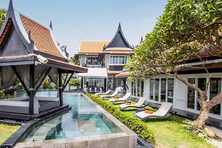Pool and Gardens_divinity-villa_5-star-beachfront-holiday-home_6-bedrooms_private pool_jomtien_pattaya_thailand