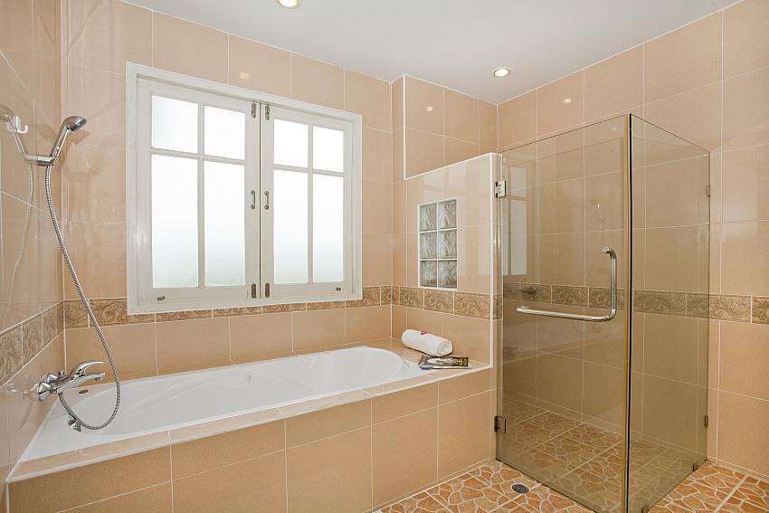 Jacuzzi tub with shower Of Jomtien Seaboard Villa