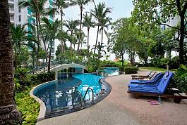 Роскошные апартаменты в Бангкоке с видом на общий бассейн, окруженный тропическими садами.