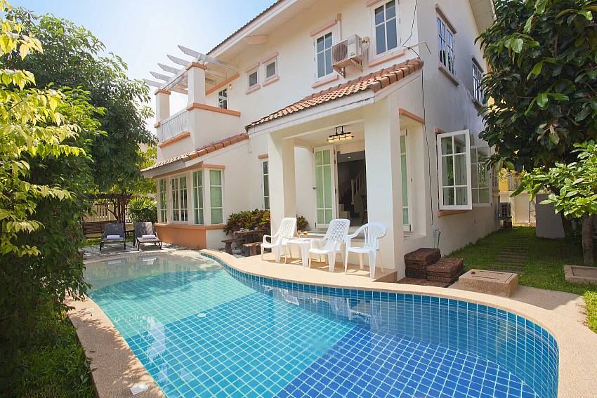Swimming pool Of Villa Bliss Jomtien Modern