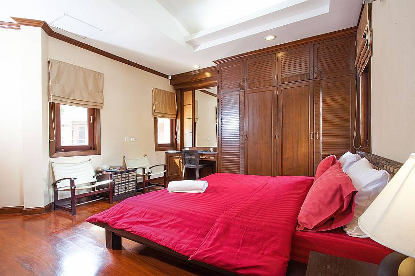 Warm decorated king size bedroom at Asian Villa in Pattaya