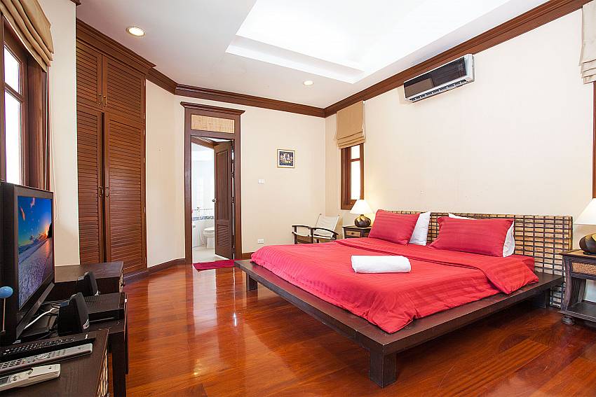 King size bed and TV in bedroom of Asian Villa in Pattaya