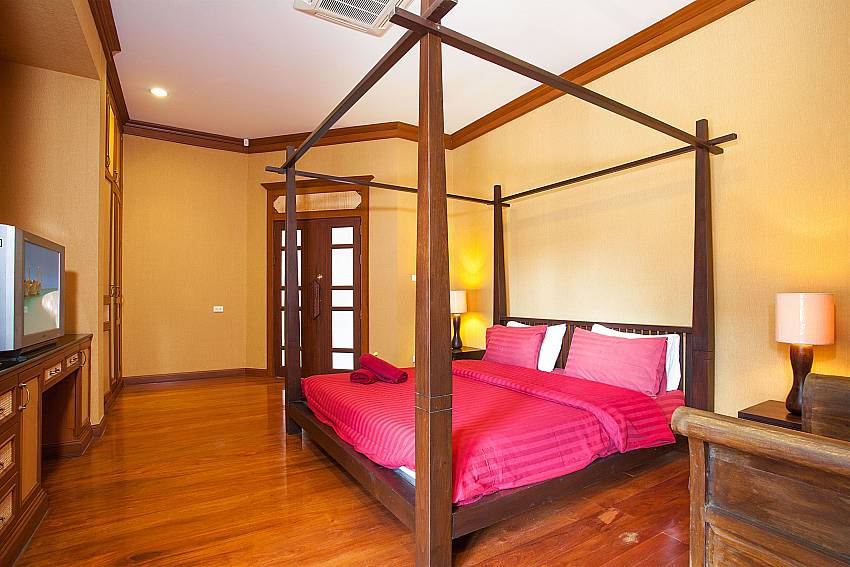 4 Poster king size bed at Asian Villa in South Pattaya