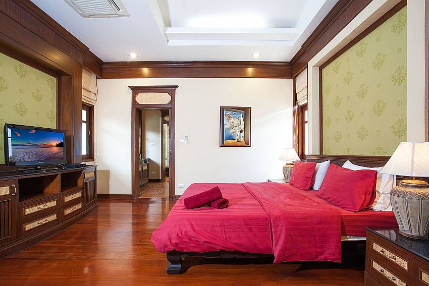 Comfortable kingsize bed in Asian Villa South Pattaya