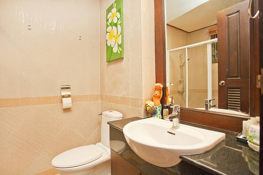 Toilet with basin wash Of Baan Kon Lafun