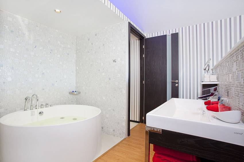 Bath tub at the en-suite bathroom of Pratumnak Regal Villa Pattaya