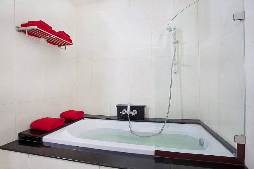 Master bath with bath tub at Pratumnak Regal Villa South Pattaya