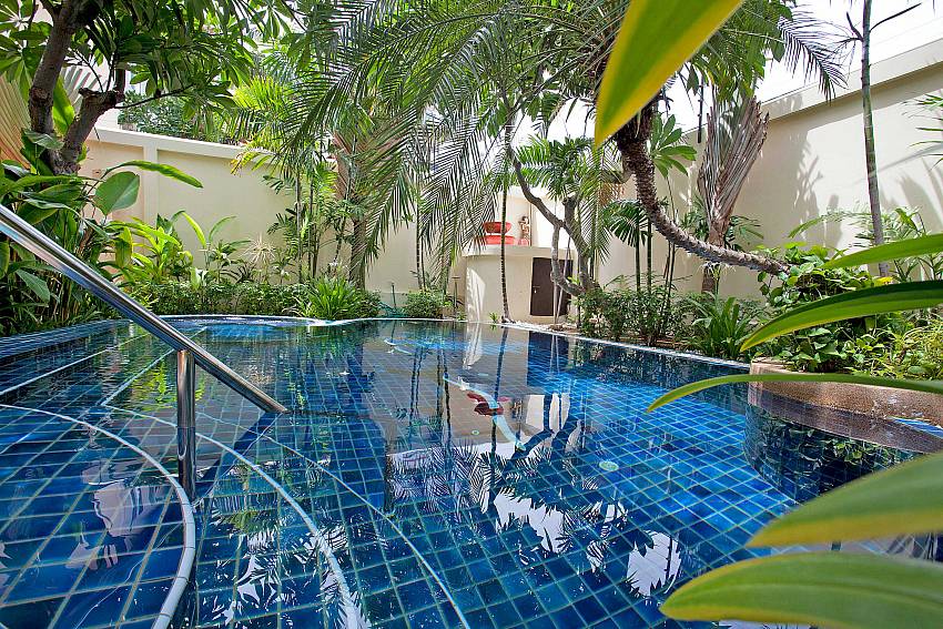 Swimming pool with trees Of Villa Pratumnak Elite