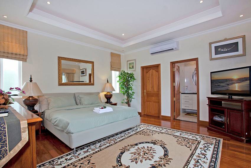 Bedroom with TV and en suite toilet Of Villa Pratumnak Elite (Four)