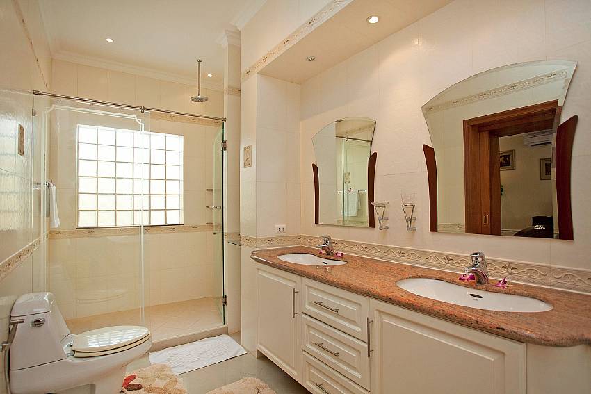 Basin wash with toilet and shower Of Villa Pratumnak Elite