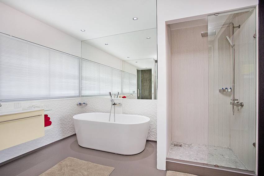 Jacuzzi tub with basin wash Of Majestic Design Villa