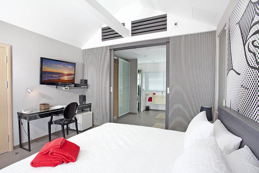 2. kingsize bedroom in Majestic Design Villa Pattaya