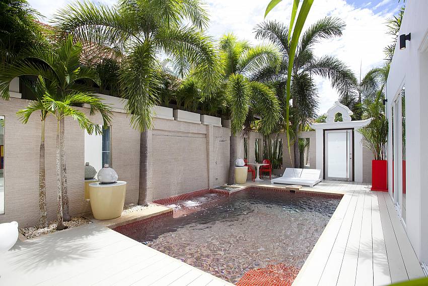 Tropical feel at the private pool on Majestic Design Villa Pattaya