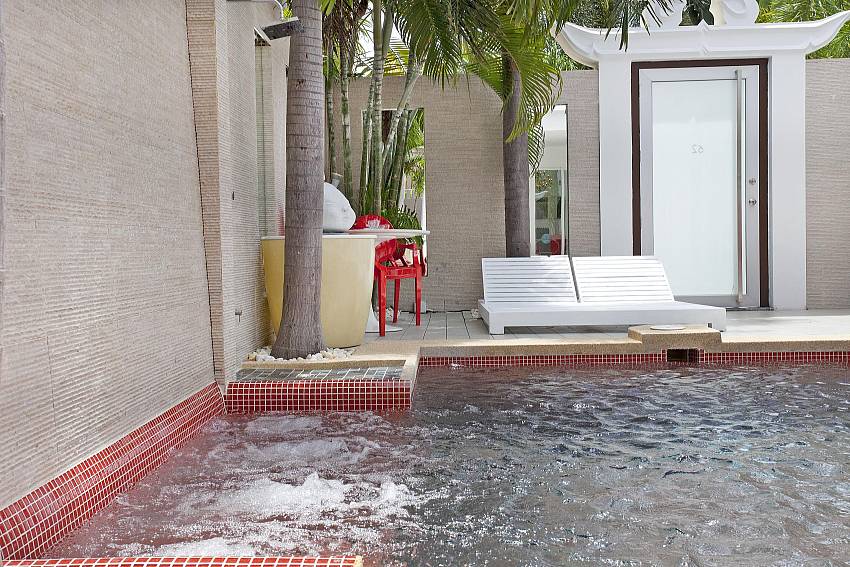 Jacuzzi seats in private pool of Majestic Design Villa Pattaya