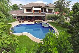 Spacious 6+2 Bed Villa with Large 120m2 Swimming Pool on Private Estate.