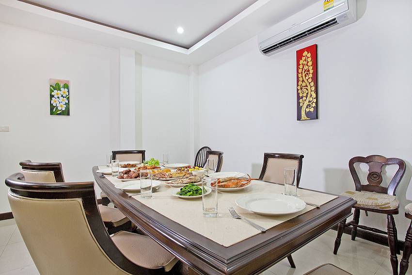 Dinning table Of Lanna Karuehaad Villa