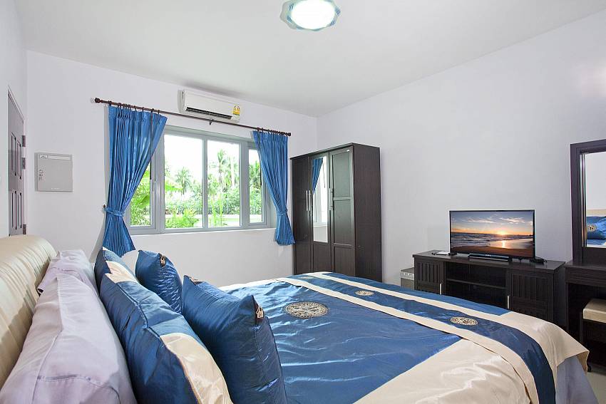 Bedroom views with wardrobe and TV Of Huay Yai Manor (Second)