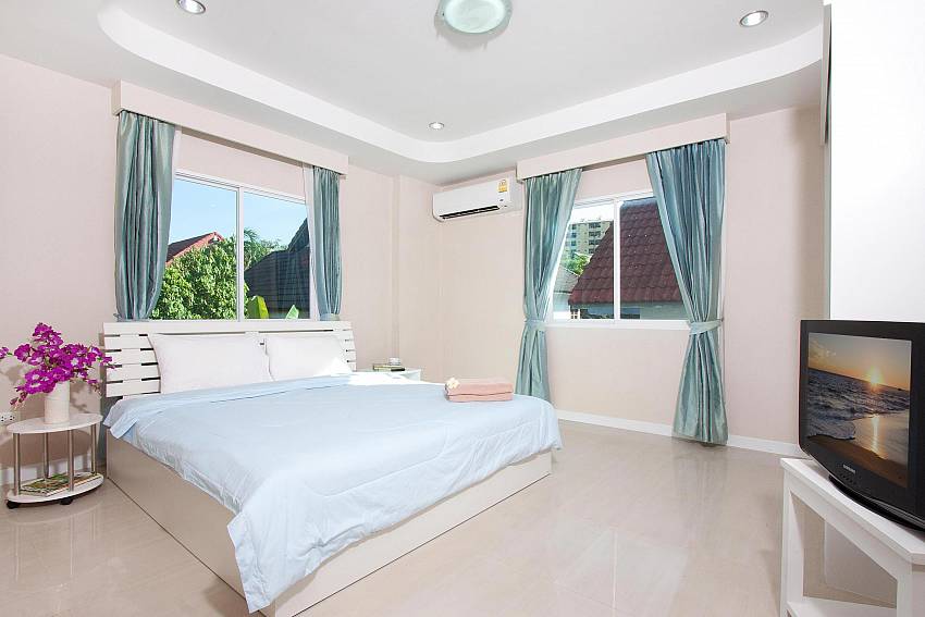 Bedroom views with TV Of Wonder Villa A (Third)