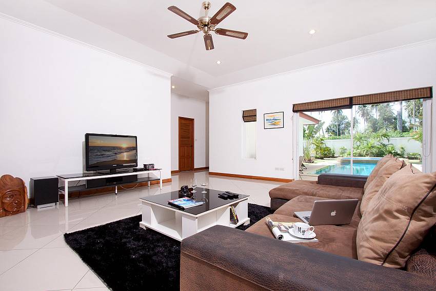 Living room with TV near the pool Of Villa Aromdee B