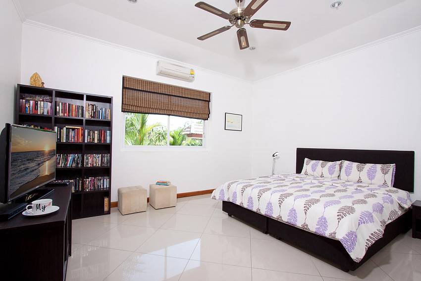 Bedroom views with TV and Bookshelf Of Villa Aromdee B (Second)