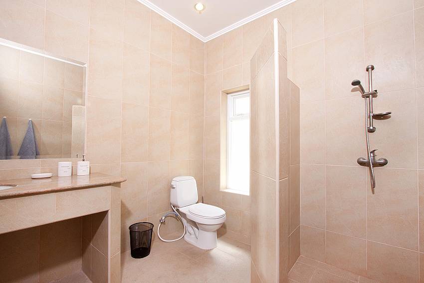 Shower with toilet and basin wash Of Villa Aromdee B