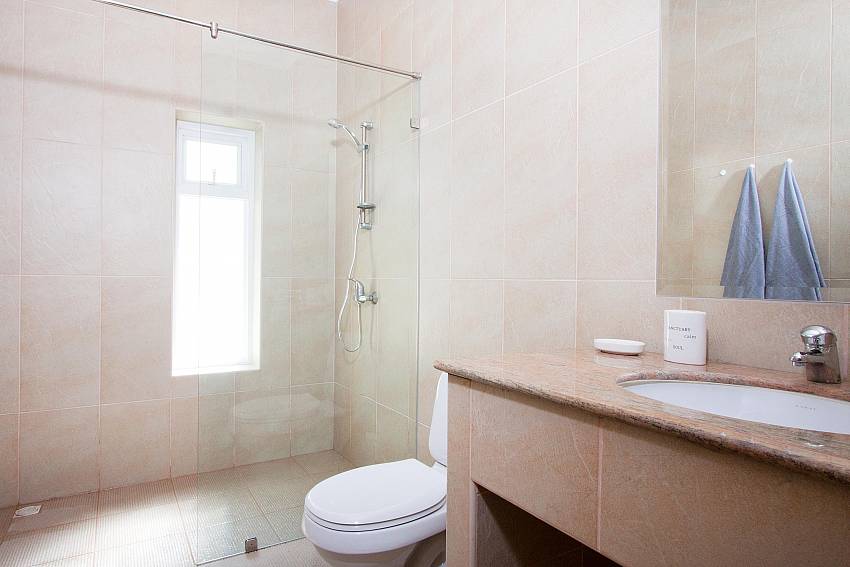 Toilet with shower and basin wash Of Villa Aromdee B