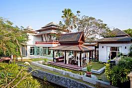 Maison de Vacances 5 Chambres avec Piscine et Jardin à l'est de Pattaya