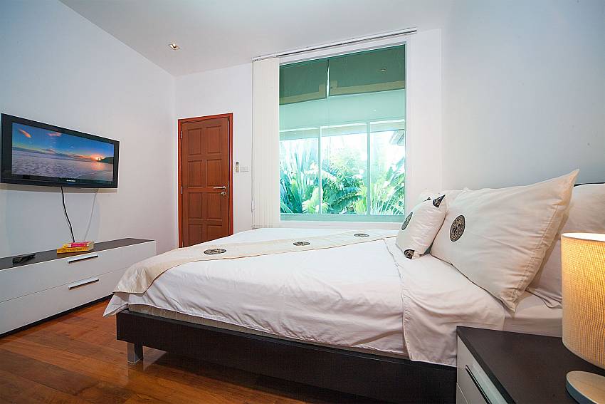 2. kingsize bedroom with TV Villa Romeo Kamala Phuket