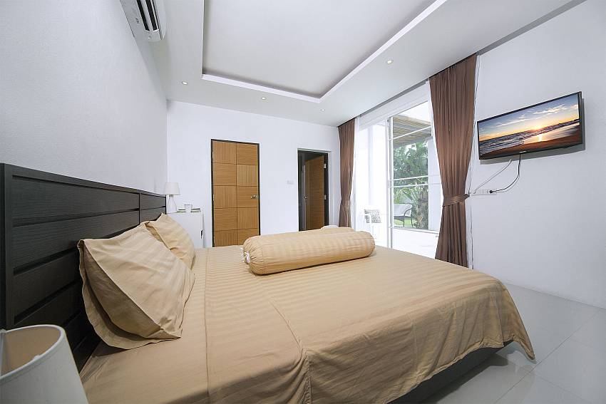 Bedroom views with TV Of Villa Juliet Modern (First)