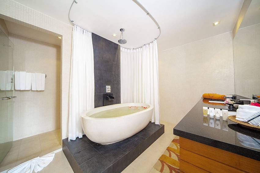 Jacuzzi tub with basin wash Of Diamond Villa No.209