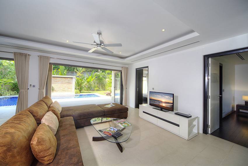 Living room with Tv near the pool Of Diamond Villa No.231