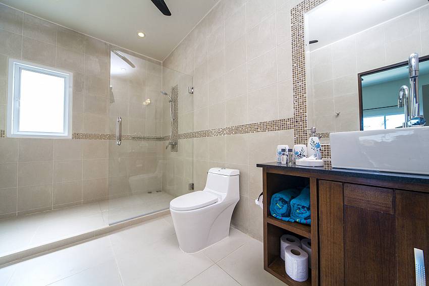 Basin wash with toilet and shower Of Villa Hin Fa