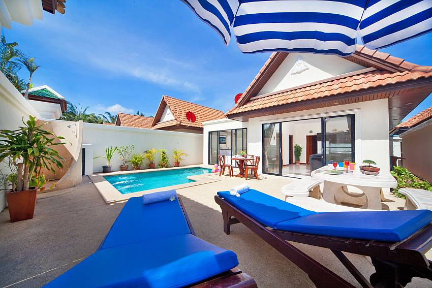 Sun bed by the pool Of Talay Breeze Villa