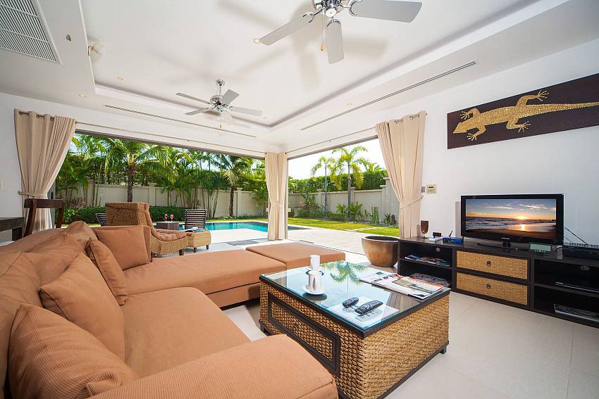 Living room with TV overlooking the pool Of Diamond Villa No.411
