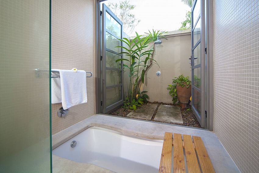 Jacuzzi tub with shower outside Of Diamond Villa No.411