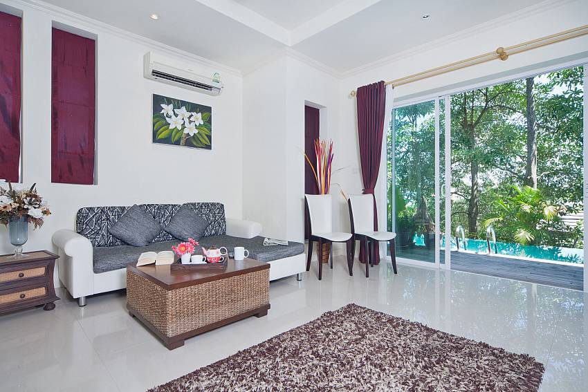 Living room near the pool Of Karon Hill Villa 16
