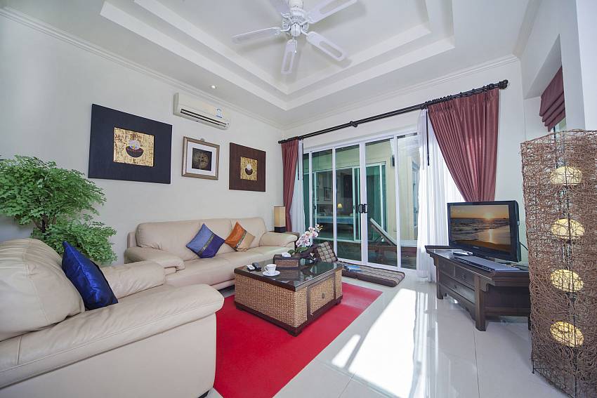 Living room with TV Of Karon Hill Villa 4