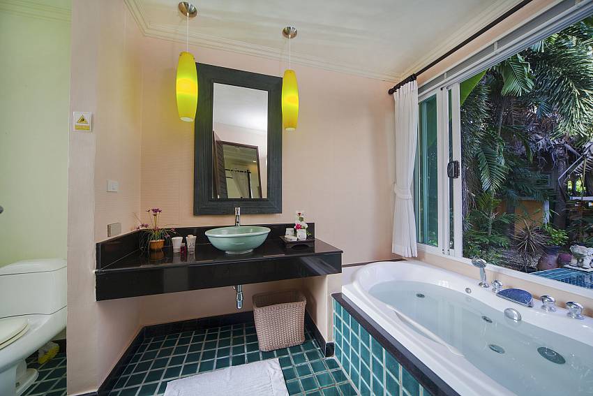 Jacuzzi tub in the toilet Of Karon Hill Villa 4