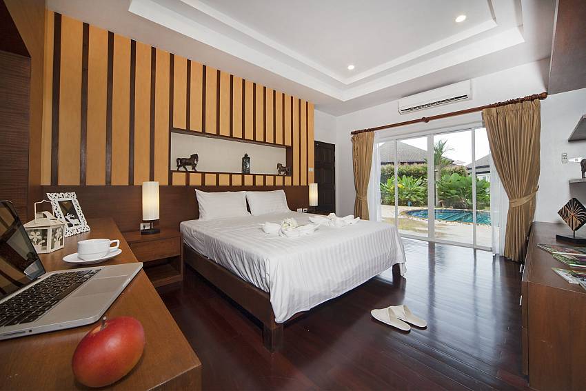 Bedroom with desk near the pool Of Villa Wanlay 2 (First)