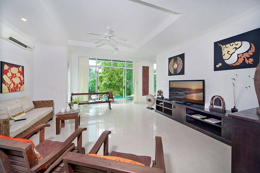 Living room with TV Of Karon Hill Villa 12