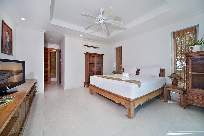 Bedroom with TV and wardrobe Of Karon Hill Villa 12 (First)