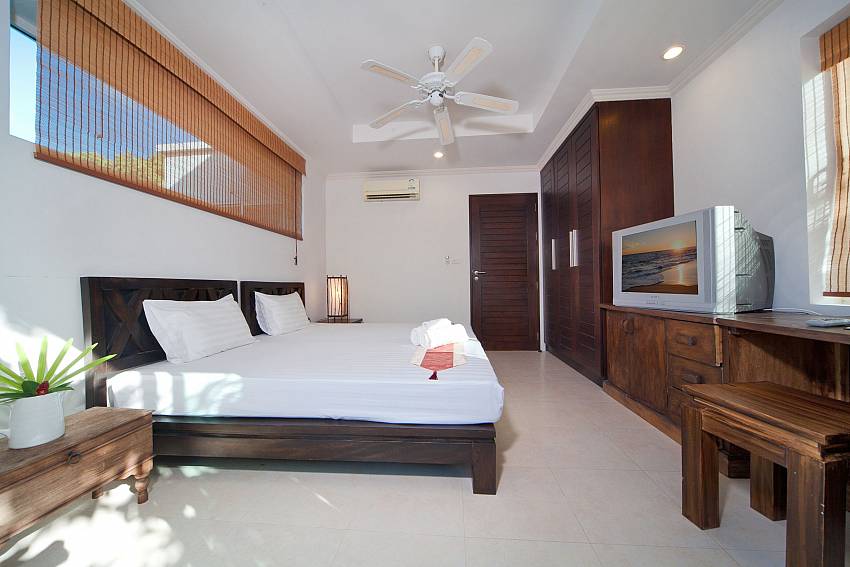 Bedroom with TV and wardrobe Of Karon Hill Villa 12 (Third)