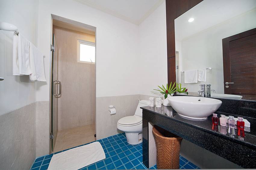 Basin wash with toilet and shower Of Karon Hill Villa 12