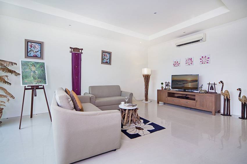 Living room with TV Of Karon Hill Villa 20