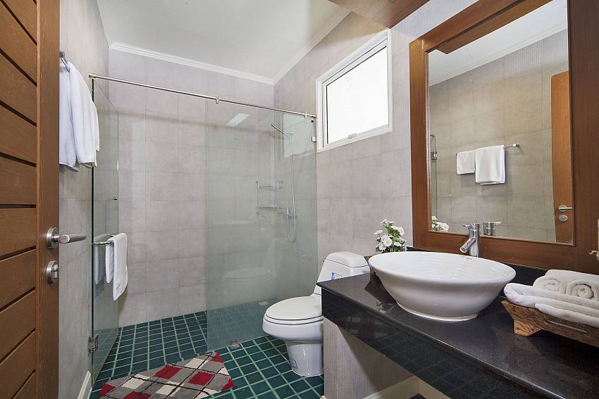 Basin wash with toilet and shower Of Karon Hill Villa 20
