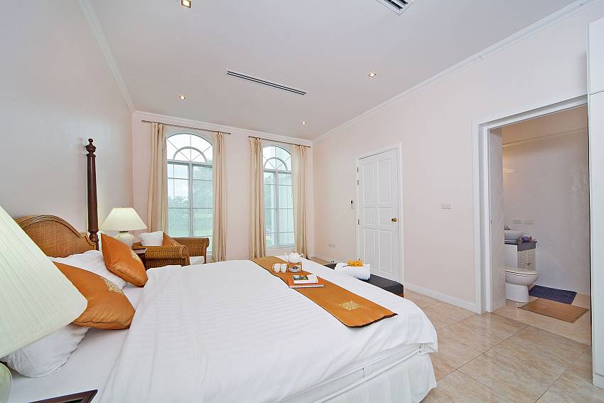 Bedroom with en suite bathroom Of Hua Hin Manor Palm Hills (Six)
