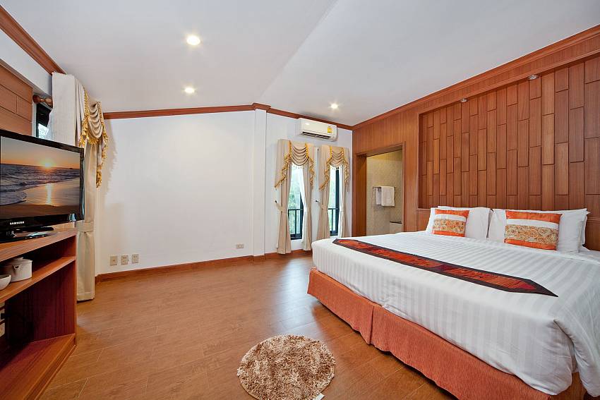 Bedroom with en suite bathroom Of BangTao Tara Villa 3 (Third)