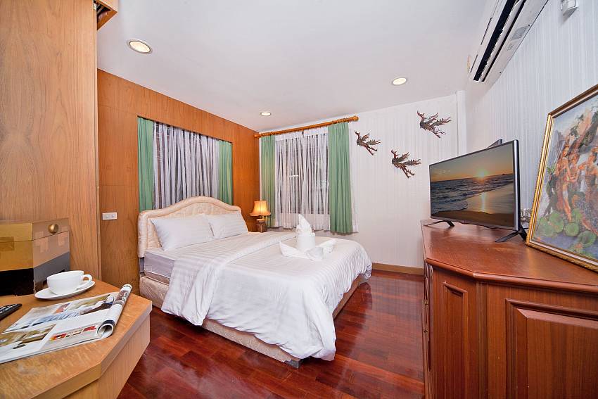 Bedroom with TV and desk Of Baan Ruean Thai (Four)