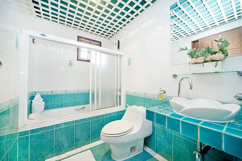 Toilet with jacuzzi tub Of Baan Ruean Thai
