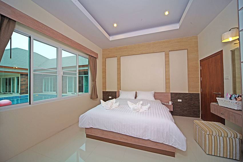 Bedroom overlooking the pool Of Baan Piam Sanook (Four)